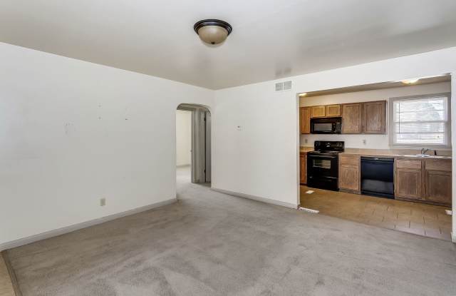 Charming 2 Bedroom with Attached Garage! Gallery 1