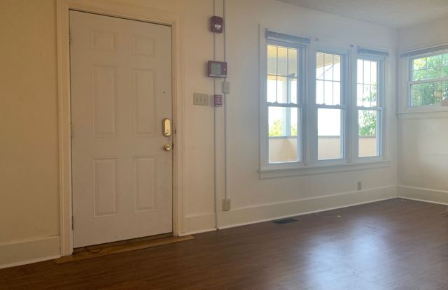 4 Bedroom/ 1 Bathroom House - Great View (Downtown) - Available 06/02/2027 Gallery 4