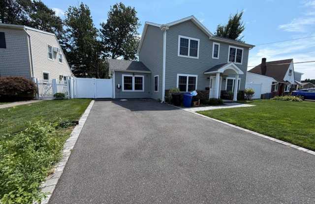 Spacious 4BR House in Levittown Gallery 3