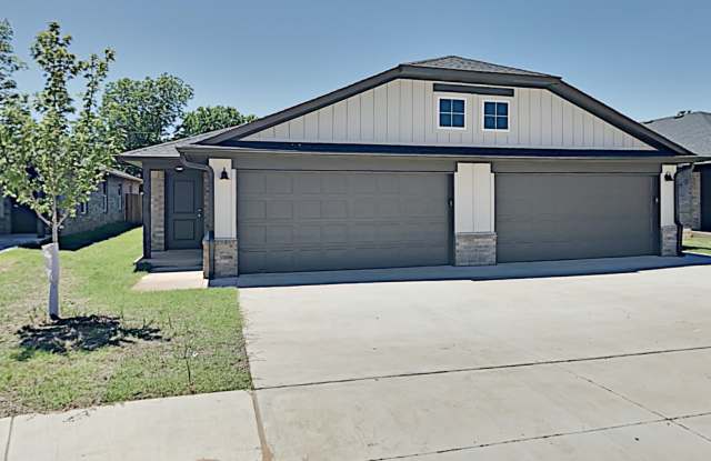 3 Bedroom 2 Bathroom 2 Car Garage Duplex Close to Broadway Extension, a short distance from Edmond and easy access to downtown OKC photos photos