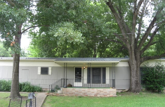 905 Northeast 5th Street - 905 Northeast 5th Street, Smithville, TX 78957