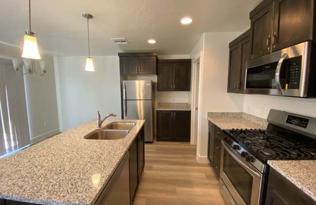 Beautiful 4 bed and 2.5 Bath in Desert Bluff Townhomes at Desert Canyons - 5903 South Charger Loop, St. George, UT 84790