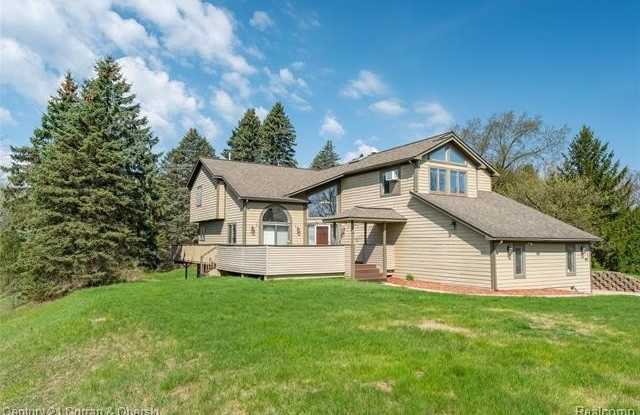 1083 N Livernois Road photos photos