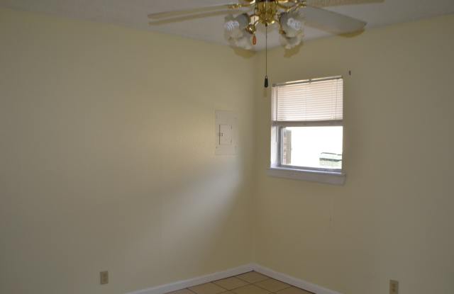 Half Duplex 2 Bedrooms 2 Baths For Lease in Sherman Gallery 4