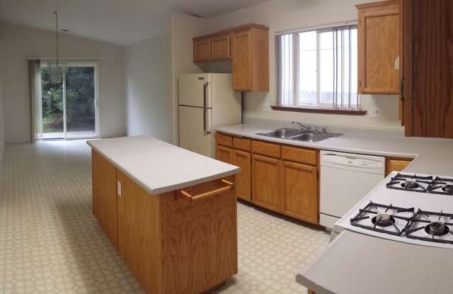 3/2 House with Double Car garage in McK photos photos