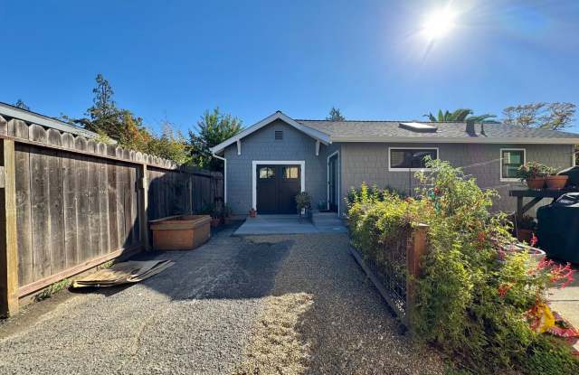 Furnished ADU 1 Bedroom 1 Bathroom Less Than 1/2 Mile to Downtown Napa - 1839 2nd Street, Napa, CA 94559