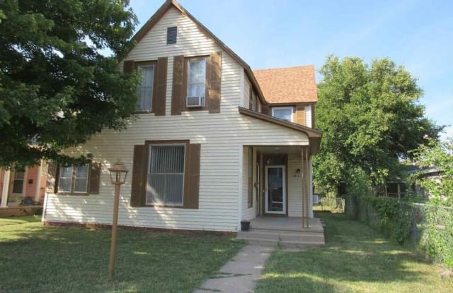 116 W 10th Ave - 116 West 10th Avenue, Hutchinson, KS 67501