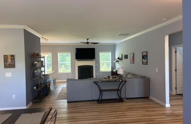132 Lexington Drive Gallery 4