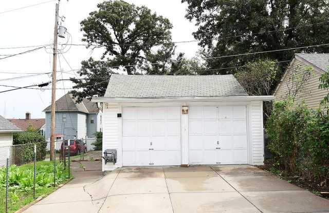 Spacious 3 Bedroom Home in Midtown w/ 2 Car Garage! Gallery 4