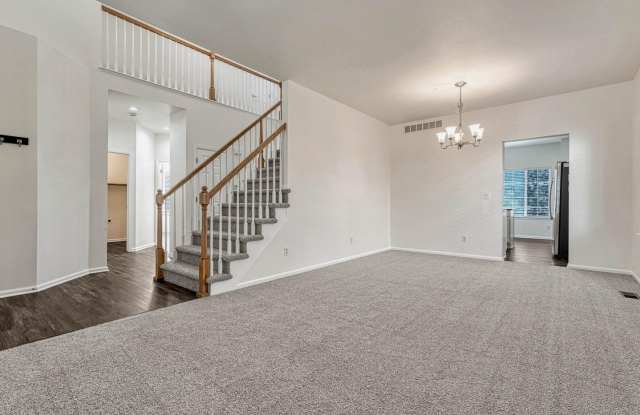 Beautifully updated 4br/3ba home Gallery 3