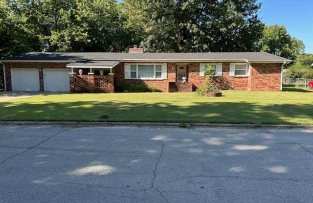 1 block from Lincoln Elementary and 1.5 blocks to PHS. - 805 Southeast 14th Street, Pryor Creek, OK 74361