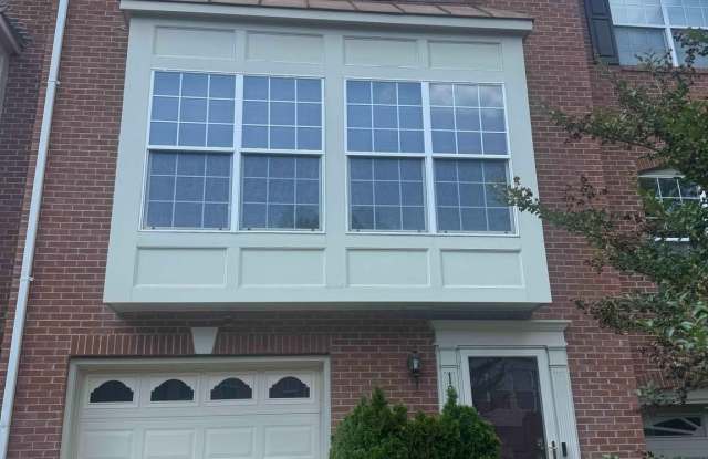 10502 GLEN MANOR Drive Gallery 1
