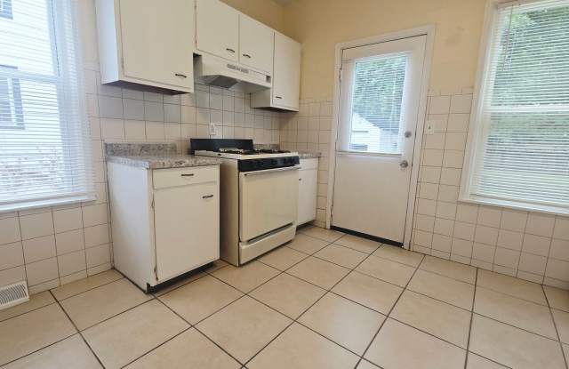 3 Bedroom House with Laundry Hookups Gallery 4