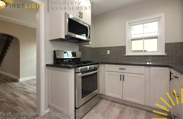 131-133 N. Kings Road - 131  1/2 Gallery 4