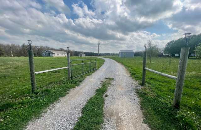 Beautiful 3Br 2Ba Mini Farm, Minutes Outside Shelbyville! photos photos
