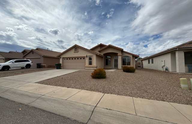 4BR/2BA/2CG, TESLA CHARGER 1765 sq.ft. rental in Sierra Vista, AZ photos photos