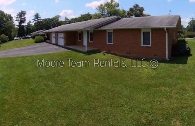 2/2  Office - Spacious Duplex photos photos