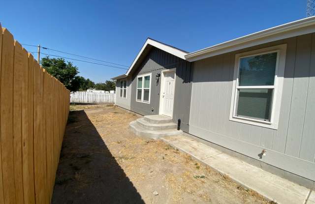 Beautiful 3-Bedroom in Pilot Rock! photos photos