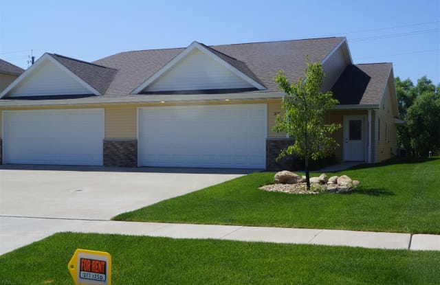 517 Spruce Hill Road - 517 Spruce Hills Dr, Cedar Falls, IA 50613