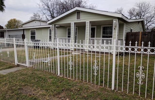215 PHARIS ST - 215 Pharis Street, San Antonio, TX 78237