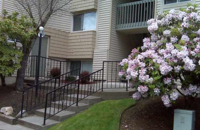 Quiet ground floor unit with access to large grassy area - 14006 Southeast 6th Street, Bellevue, WA 98007