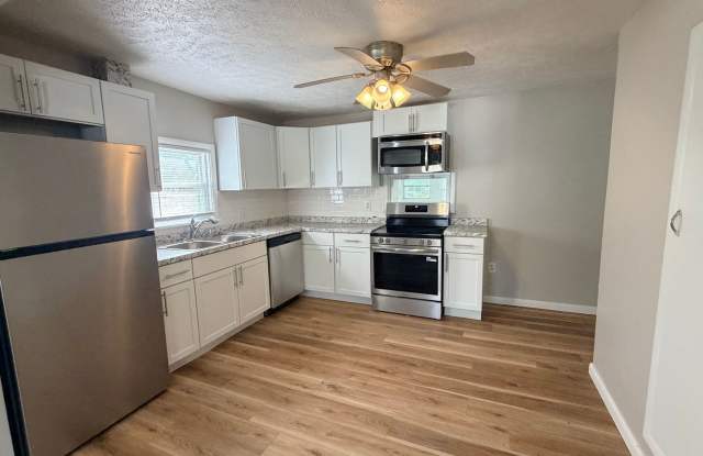 Spacious Updated 2BR/1BA with bonus room! Gallery 4