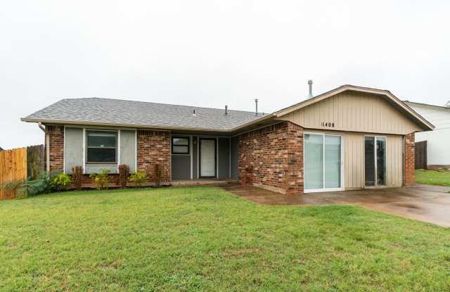 3BR / 2BA Home — 2 Living Areas + Large Fenced Backyard — Moore, OK photos photos