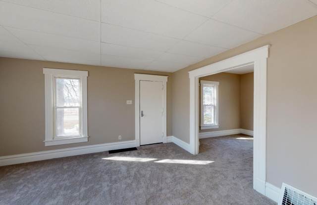 AVAILABLE DECEMBER 15th! 3 Bedroom Farm House, 896 P Ave Gallery 3
