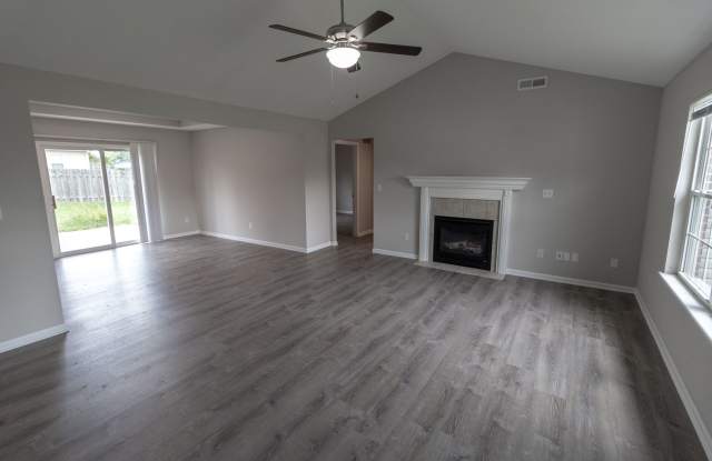 Beautiful 3 bedroom home with fenced yard Gallery 3