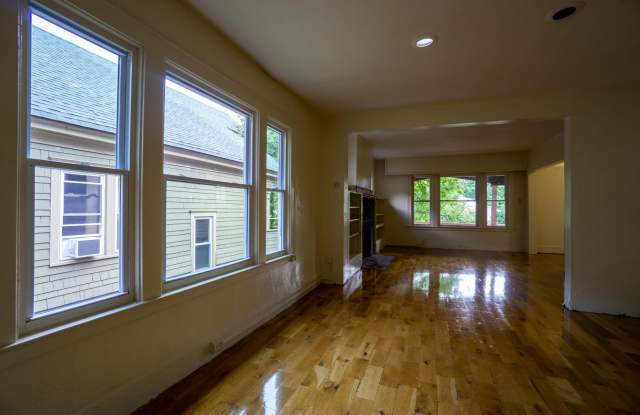 722 Euclid Avenue - AVAILABLE 8/1/27 -Spacious Duplex Close To Campus Gallery 3