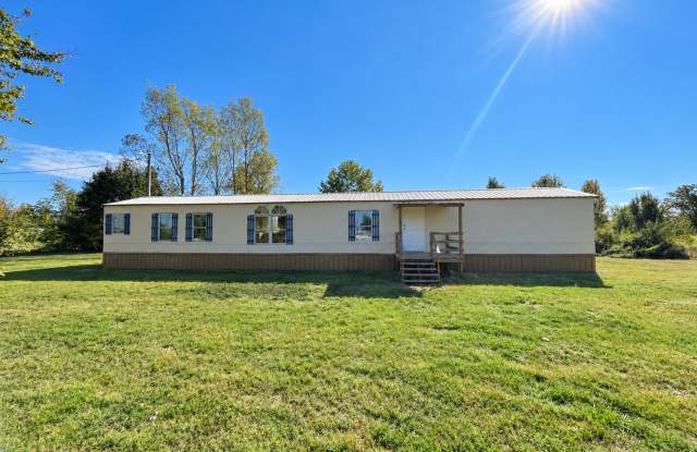 Country living with spacious front and backyard - 3 beds/ 2bath available now Gallery 2