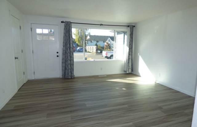 3 Bedroom 1 Bathroom House off Center St Gallery 4