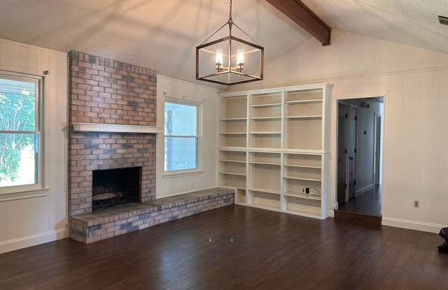 $1995 3 Bedroom 2 Bath 2 Car Garage in Arlington - Excellent Location - 4715 Ridgeline Drive, Arlington, TX 76017
