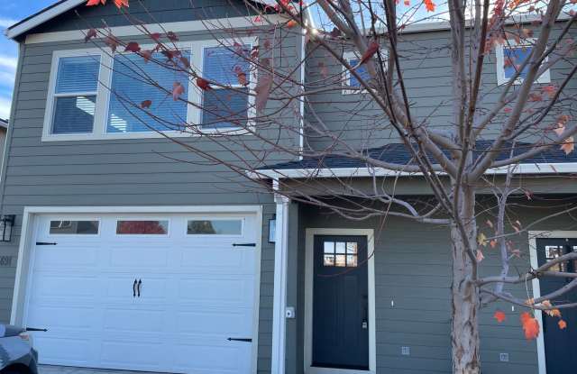 Gorgeous 4 Bedroom 2.5 Bath Home-A Must See!! *** Move In Special HALF OFF FIRST MONTHS RENT*** - 1691 South Columbus Avenue, Medford, OR 97501