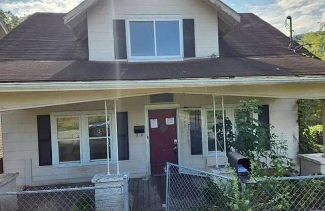 Charming Home: 3 Beds, 2 Baths - 209 Laurel Street, Hazard, KY 41701