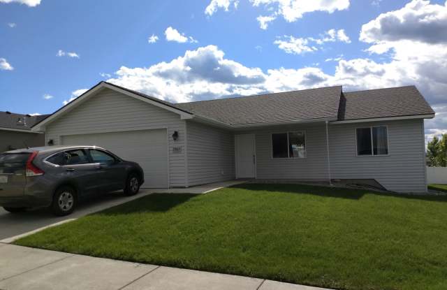 Modern Home with Large Fenced Yard photos photos