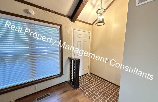 Attractive 3-Bedroom, 2-Bath Duplex Home in Olathe! Gallery 3