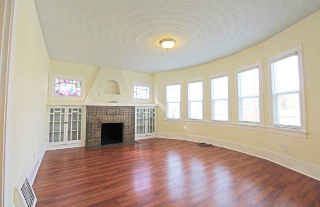 3bd/1ba Very NICE Duplex w/Parking, Updates, Lots of Light! - 2600 East 20th Street, Oakland, CA 94601