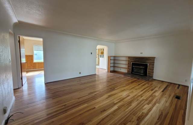 Charming 3 bed 2 bath with bonus room. photos photos