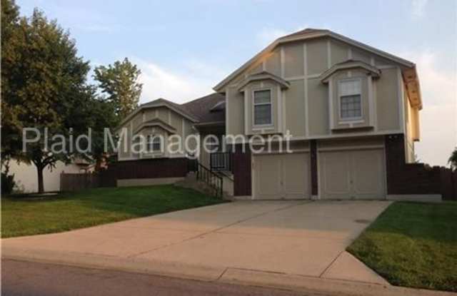 1617 Southeast Long Place - 1617 SE Long Pl, Lee's Summit, MO 64063