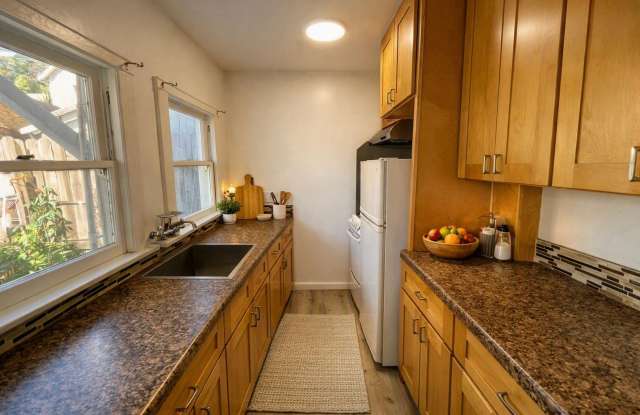 MOVE IN SPECIAL: Lower 1 Bedroom Backhouse photos photos