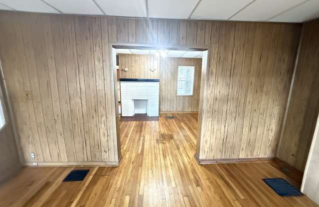 837 Greenfield Avenue Gallery 4