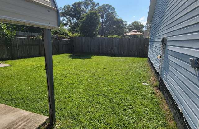 Charming three bedroom one bath home for rent. Gallery 4