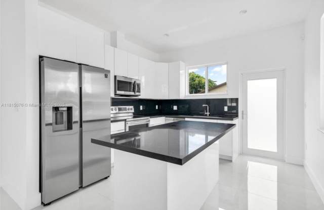 785 SW 7th Ave # B photos photos