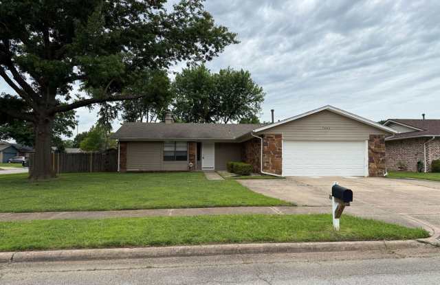 Welcome to your new home on this great corner lot with 3 bedrooms and 2 baths in Owasso! photos photos
