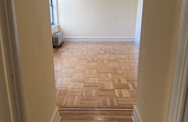 5009 Broadway Gallery 3