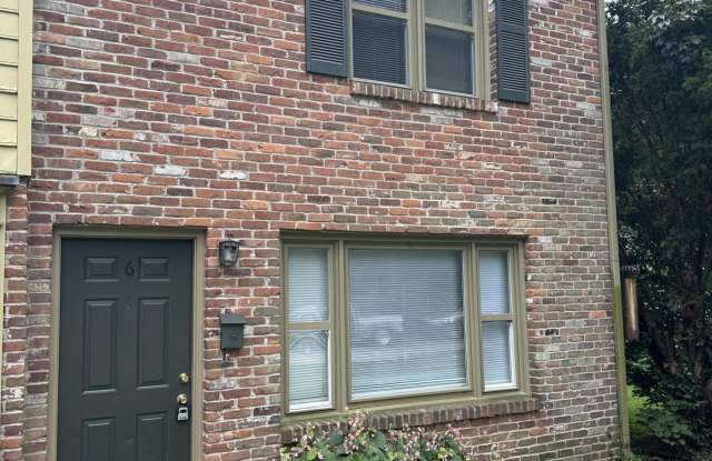 1104 Collins Lane Gallery 3