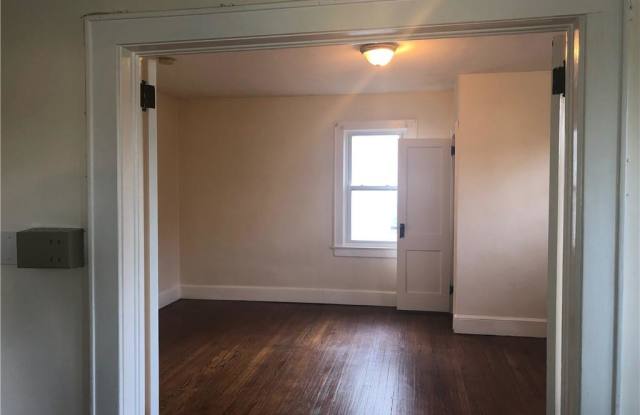 511 Roosevelt Avenue Gallery 2