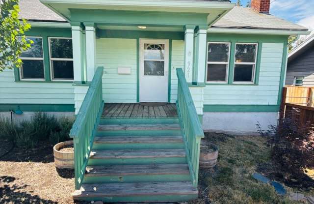 Charming bungalow with off street parking for multiple vehicles and fenced yard. 2 miles to OIT and SkyLakes Medical Center photos photos