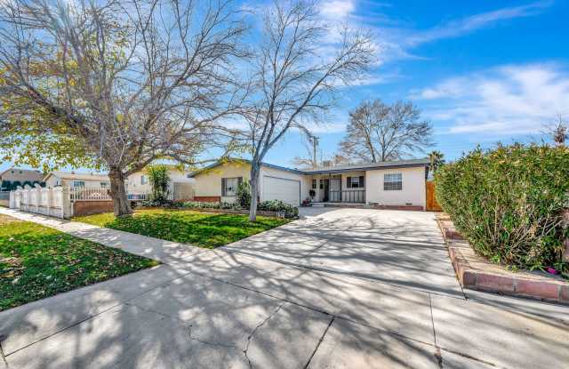 Stylish 4-Bed Mid-Century Home photos photos